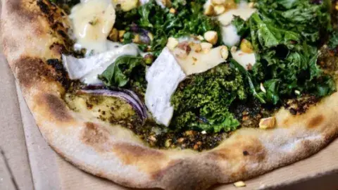 Pizza napoletana con extra kale. Foto gentileza de The Pizza OTL Pizza napoletana con extra kale. Foto gentileza de The Pizza OTL