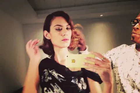 Alexa Chung muestra la trastienda de su agitada agenda laboral Alexa Chung muestra la trastienda de su agitada agenda laboral