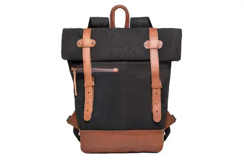 Mochila "Redwood". Está inspirada en los sacos militares antiguos, y se enrolla más o menos de acuerdo a cuánto la cargues. $2900, Tincho & Lola
