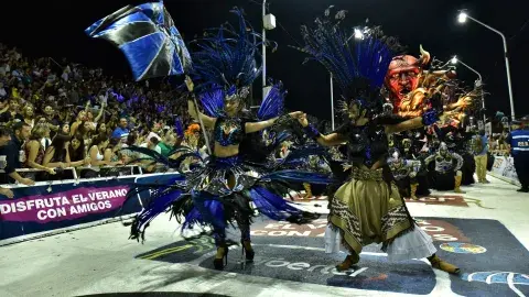 En el desfile de la comparsa Kamarr personajes de leyendas se suben a la pasarela En el desfile de la comparsa Kamarr personajes de leyendas se suben a la pasarela