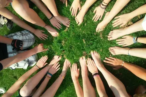Se va creando un clima de comunión casi religiosa, con los juegos y el transcurso de las dinámicas se empieza a tejer una red de contención Se va creando un clima de comunión casi religiosa, con los juegos y el transcurso de las dinámicas se empieza a tejer una red de contención