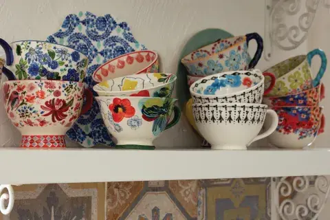Abundan las tazas con lindos diseños porque Mechi es fan. Todas son de Anthropologie.