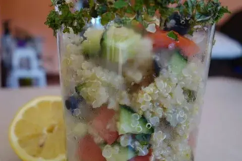 Tabule de quinoa, no tiene las mismas propiedades nutritivas que el de trigo pero también es super healthy Tabule de quinoa, no tiene las mismas propiedades nutritivas que el de trigo pero también es super healthy