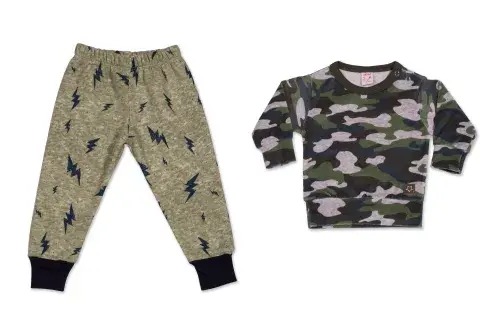 Hora de jugar. Babucha de frisa, $436 + buzo de plush camuflado $504, Anchus. 