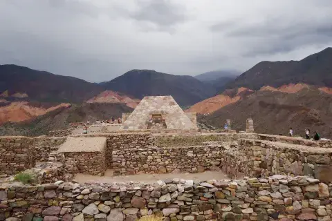 Las ruinas del pueblo indígena tilcara, en la Quebrada de Humahuaca, son una parada necesaria y hermosa. Las ruinas del pueblo indígena tilcara, en la Quebrada de Humahuaca, son una parada necesaria y hermosa.