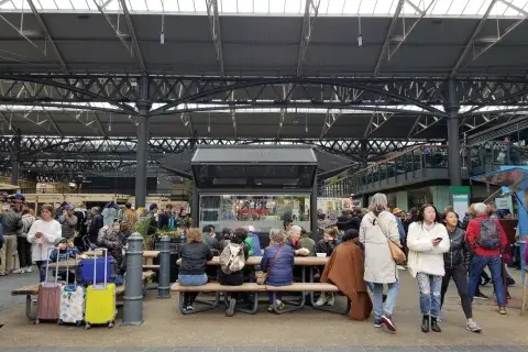 En Old Spitalfields conviven lo vintage y lo más moderno del diseño en total armonía. aprovechá para almorzar en su patio de comidas... ¡es divino! En Old Spitalfields conviven lo vintage y lo más moderno del diseño en total armonía. aprovechá para almorzar en su patio de comidas... ¡es divino!