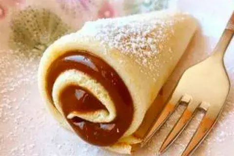 Panqueque relleno con dulce de leche, bien argentino para la hora del té Panqueque relleno con dulce de leche, bien argentino para la hora del té