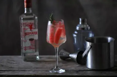 Literario y girly, así de canchero es este trago a base de gin Literario y girly, así de canchero es este trago a base de gin