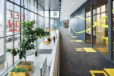 La oficina central de Booking sigue en Ámsterdam, en donde trabajan 4000 personas. La oficina central de Booking sigue en Ámsterdam, en donde trabajan 4000 personas.