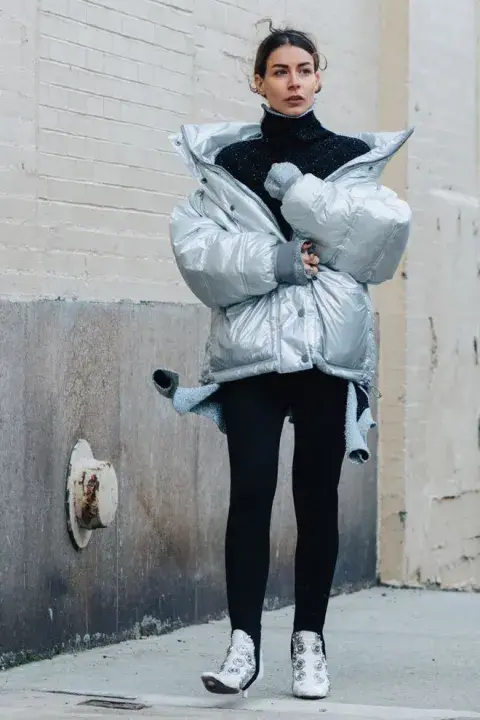 El espacio en la calle. Prendas amplias, sueltas, largas en géneros brillosos, volátiles, y mucho glitter. El espacio en la calle. Prendas amplias, sueltas, largas en géneros brillosos, volátiles, y mucho glitter.
