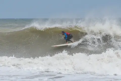 Si querés pasar por la experiencia de surfear tus propias olas, también podés tomar clases de surf en Mar del Plata Si querés pasar por la experiencia de surfear tus propias olas, también podés tomar clases de surf en Mar del Plata