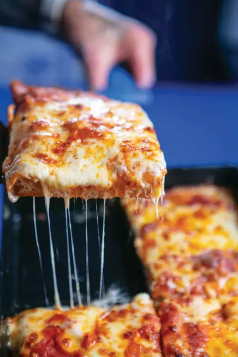 Togni´s tiene una pizza gigante de 50 cm. Togni´s tiene una pizza gigante de 50 cm.