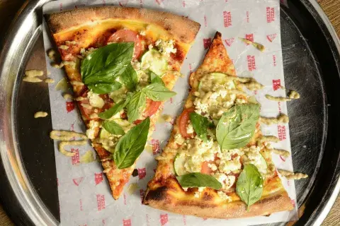 En Hell''s pizza la sirven por porción En Hell''s pizza la sirven por porción