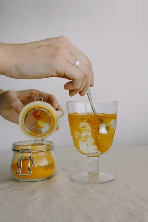 Para la garganta se recomiendan gárgaras con cúrcuma y agua tibia Para la garganta se recomiendan gárgaras con cúrcuma y agua tibia