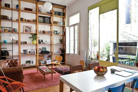 En el sector social, la biblioteca de madera es protagonista. Se destacan también un sillón Chesterfield restaurado, una mesa de comedor (Manifesto) y un vajillero del Mercado de las Pulgas con copas heredadas. En cuanto a objetos: maceta de cerámica hecha por su mamá, lámpara (Ikea), cuadritos que En el sector social, la biblioteca de madera es protagonista. Se destacan también un sillón Chesterfield restaurado, una mesa de comedor (Manifesto) y un vajillero del Mercado de las Pulgas con copas heredadas. En cuanto a objetos: maceta de cerámica hecha por su mamá, lámpara (Ikea), cuadritos que
