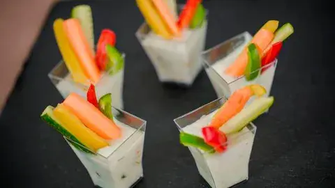 Bastoncitos de zanahoria, zuchini y morron con salsa tzatziki Bastoncitos de zanahoria, zuchini y morron con salsa tzatziki