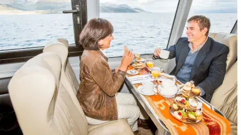 Almuerzo en el Canal de Beagle, frente a Ushuaia Almuerzo en el Canal de Beagle, frente a Ushuaia