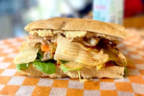 Sándwich de pan Focaccia de masa madre con hummus. Foto: Manteca Negra Sándwich de pan Focaccia de masa madre con hummus. Foto: Manteca Negra