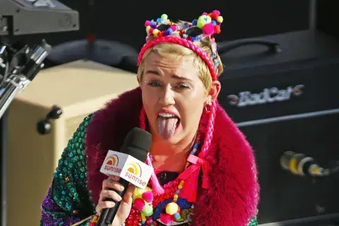 Miley ya pasó por varios estados en lo que va de su carrera musical. Ahora está atravesando una etapa más tranquila Miley ya pasó por varios estados en lo que va de su carrera musical. Ahora está atravesando una etapa más tranquila