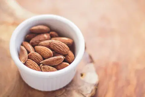 El aceite fijo de almendras es ideal para cabellos secos y quebradizos