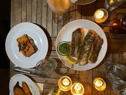 Bahía Vik tiene un restaurante La Susana, donde ofrecen cocina mediterránea con productos orgánicos y cócteles refrescantes. Bahía Vik tiene un restaurante La Susana, donde ofrecen cocina mediterránea con productos orgánicos y cócteles refrescantes.