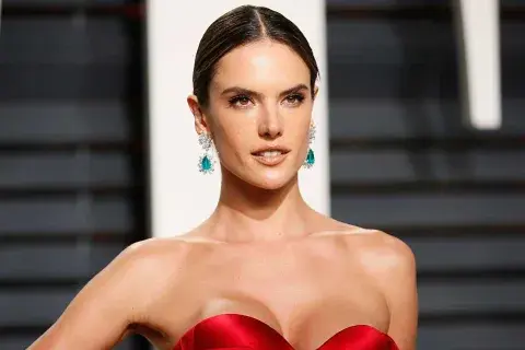 Alessandra Ambrosio se inclina por el efecto smokey Alessandra Ambrosio se inclina por el efecto smokey