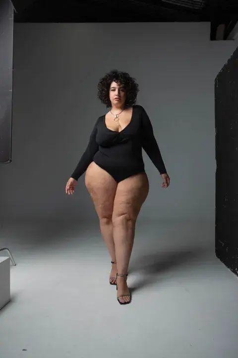 Agustina Cabaleiro es modelo. En esta foto posa con un body (Plus Indumentaria $4590), sandalias (Mishka, $14.300), collar (The urban Concept, $7100). Agustina Cabaleiro es modelo. En esta foto posa con un body (Plus Indumentaria $4590), sandalias (Mishka, $14.300), collar (The urban Concept, $7100).