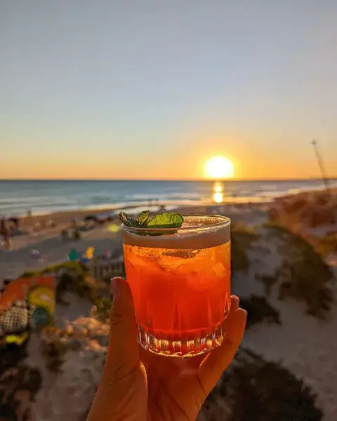 Más que un parador de playa, Olaf es un club social: restaurante con gastronomía y coctelería de alto nivel, una pata fuerte en el arte plástico y en la música Más que un parador de playa, Olaf es un club social: restaurante con gastronomía y coctelería de alto nivel, una pata fuerte en el arte plástico y en la música