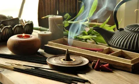 Las hierbas aromáticas son muy usadas en las limpiezas energéticas; también, se suele utilizar un carbón activado en un cuenco o sahúmos Las hierbas aromáticas son muy usadas en las limpiezas energéticas; también, se suele utilizar un carbón activado en un cuenco o sahúmos