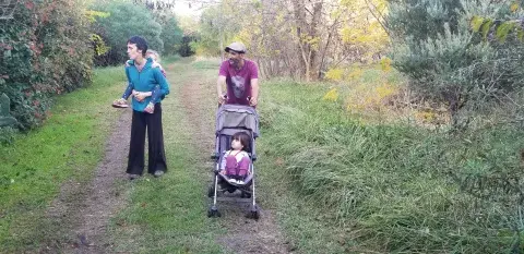 La pareja tiene una hija, Gaia, que pasea a cococho de su madre; en el cochecito, Luna, una amiguita La pareja tiene una hija, Gaia, que pasea a cococho de su madre; en el cochecito, Luna, una amiguita