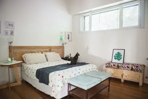 A los pies de la cama, un mueble hecho por su abuelo materno con hierros tipo L. Originalmente, era más largo y estaba en el living de la casa de su mamá. A los pies de la cama, un mueble hecho por su abuelo materno con hierros tipo L. Originalmente, era más largo y estaba en el living de la casa de su mamá.