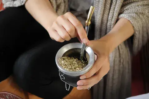 Como la yerba orgánica utiliza técnicas menos invasivas en el proceso de elaboración, suele tener más aroma y un sabor más auténtico Como la yerba orgánica utiliza técnicas menos invasivas en el proceso de elaboración, suele tener más aroma y un sabor más auténtico