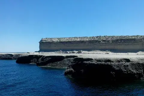 Vista de los acantilados desde la embarcación