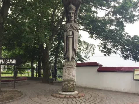 La estatua de madera del Gran Duque Vitautas, que gobernó Grodno en el siglo XIV, fue tallada en un solo tronco La estatua de madera del Gran Duque Vitautas, que gobernó Grodno en el siglo XIV, fue tallada en un solo tronco