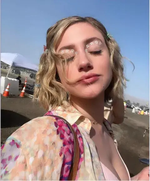 El no make up es una tendencia que se mantiene, una piel súper luminosa y que parezca que no estamos maquilladas. Los detalles arty en párpados dieron “el” toque en el festival. El no make up es una tendencia que se mantiene, una piel súper luminosa y que parezca que no estamos maquilladas. Los detalles arty en párpados dieron “el” toque en el festival.