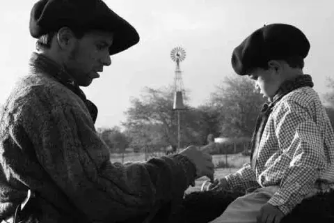 Padre e hijo en el campo
