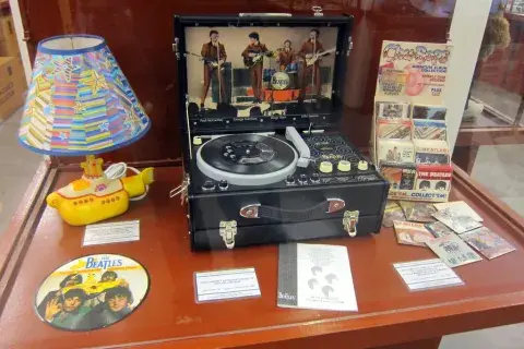 Parte de la colección del Museo de los Beatles. Imagen vía Flickr Parte de la colección del Museo de los Beatles. Imagen vía Flickr