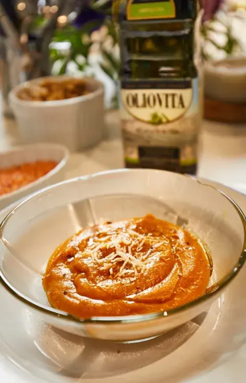 Sopa de lentejas turcas con láminas de coco y oliva