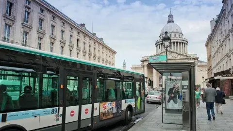 Los autobuses de línea de la ciudad son una alternativa económica a los costosos buses turísticos. Crédito: Daniel Thierry / Paris Tourist Office / dpa-tmn Los autobuses de línea de la ciudad son una alternativa económica a los costosos buses turísticos. Crédito: Daniel Thierry / Paris Tourist Office / dpa-tmn
