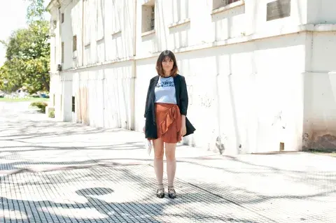 Look Sofi: Blazer de Clov shop / Remera de Mal que te pese / Pollera de Lituania  / Zapatos de Clona en mercado libre moda / Sobre de Andan Libres 
Look Mile: Camisa  y short  de Chad Ba / Zapatos de Le loup  / Cartera de Andan Libres