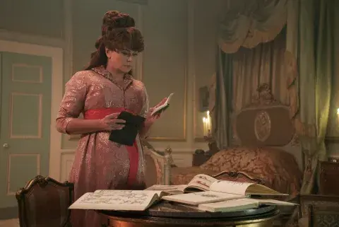 Polly Walker como Lady Portia. Foto: Cr. Liam Daniel/Netflix © 2022 Polly Walker como Lady Portia. Foto: Cr. Liam Daniel/Netflix © 2022