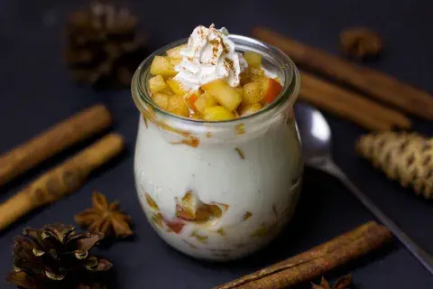 Yogur natural con frutas, un postre nutritivo