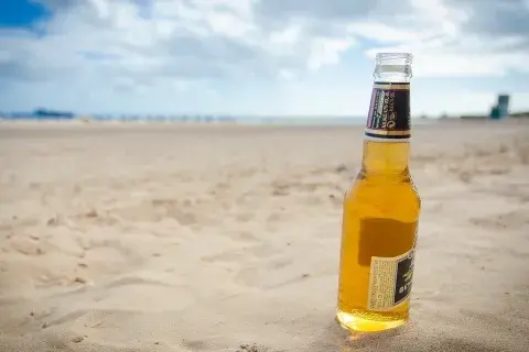 Cerveza en la playa, un clásico del verano Cerveza en la playa, un clásico del verano