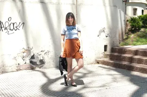 Look Sofi: Blazer de Clov shop / Remera de Mal que te pese / Pollera de Lituania  / Zapatos de Clona en mercado libre moda / Sobre de Andan Libres 
Look Mile: Camisa  y short  de Chad Ba / Zapatos de Le loup  / Cartera de Andan Libres
