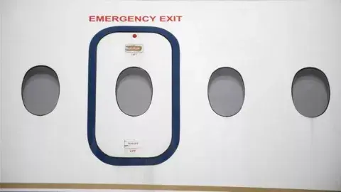 Los asientos en las puertas de emergencia suelen gozar de mayor espacio. Pero si ocurre lo peor, tendrás que ayudar