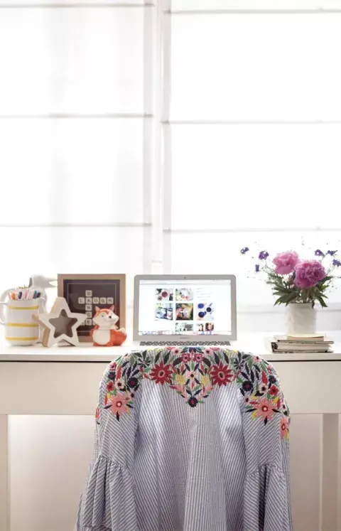 El cuarto incluye un escritorio, que tiene poquísimo uso –confiesa- porque le tira mucho el “bed office”. El cuarto incluye un escritorio, que tiene poquísimo uso –confiesa- porque le tira mucho el “bed office”.