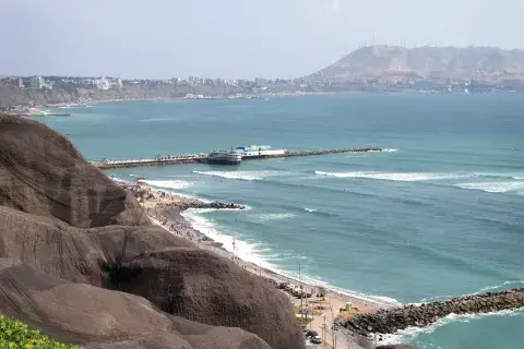 Vista de la costa de Lima desde el Malecón de Miraflores. Vista de la costa de Lima desde el Malecón de Miraflores.