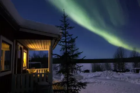 Cabaña cerca del río, Jukkasjaervi, Suecia Cabaña cerca del río, Jukkasjaervi, Suecia