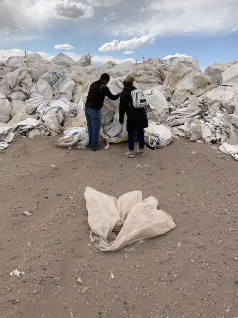 En la búsqueda de fibras encontraron en Neuquén el producto estrella: bolsones de arena que se descartan de la industria petrolera. En la búsqueda de fibras encontraron en Neuquén el producto estrella: bolsones de arena que se descartan de la industria petrolera.