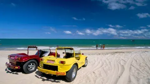 El medio de transporte más habitual es el buggie, que ofrecen paseos vertiginosos por las dunas El medio de transporte más habitual es el buggie, que ofrecen paseos vertiginosos por las dunas